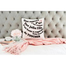 Coussin personnalisé avec le texte Une œuvre d’art, c’est comme une jolie fille – idée cadeau artistique et original