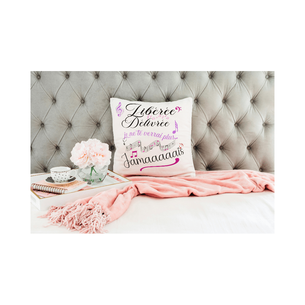 Coussin personnalisé blanc 35x35 cm avec le texte Libérée, délivrée – housse drôle et originale pour femme ou ado