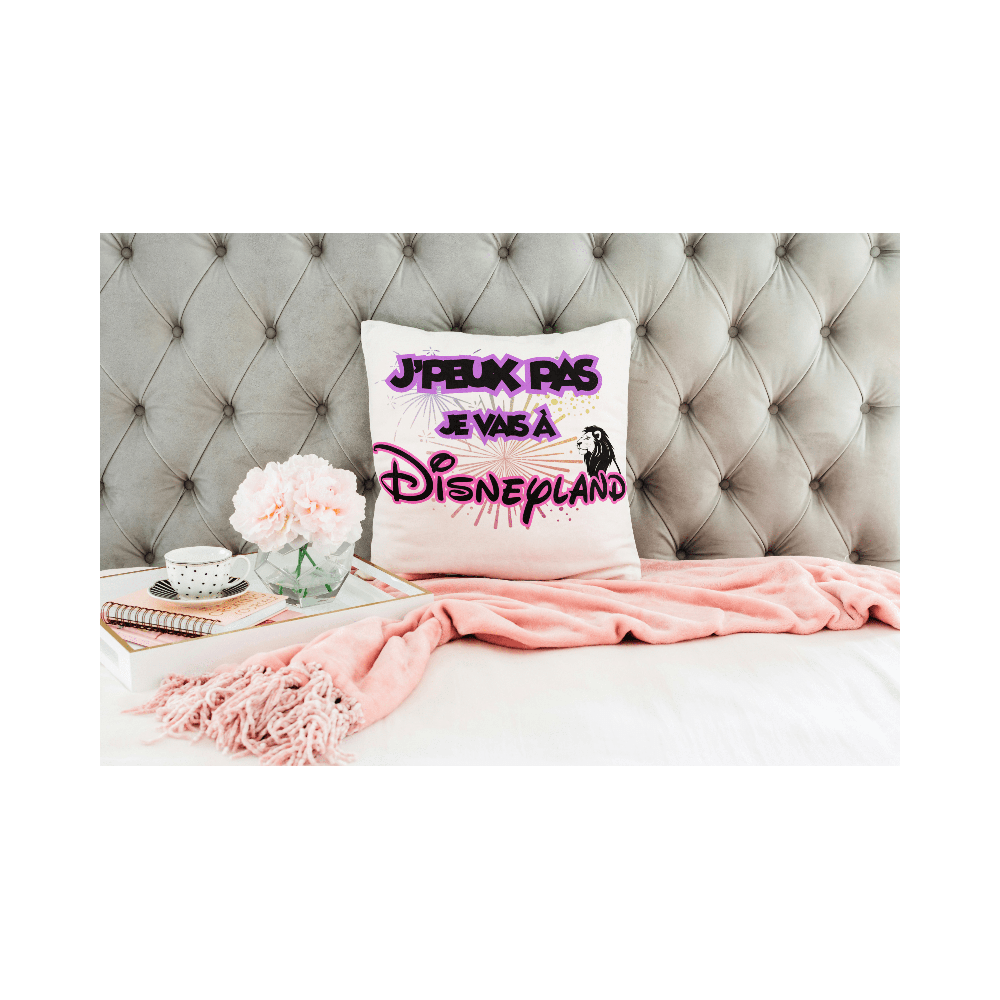 Coussin personnalisé blanc 35x35 cm avec le texte J’peux pas, je vais à Disneyland – housse déco féerique à offrir