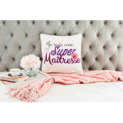 Coussin personnalisé blanc 35x35 cm avec le texte Je suis une super maîtresse – housse cadeau maîtresse d’école
