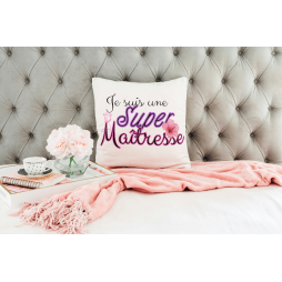 Coussin personnalisé blanc 35x35 cm avec le texte Je suis une super maîtresse – housse cadeau maîtresse d’école