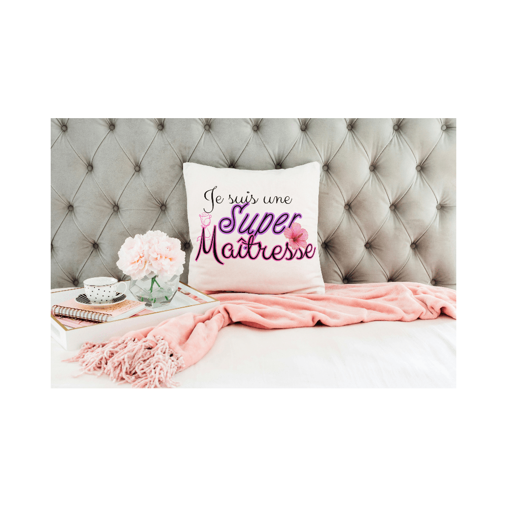 Coussin personnalisé blanc 35x35 cm avec le texte Je suis une super maîtresse – housse cadeau maîtresse d’école